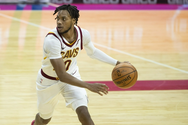 国王主帅场边支持黑总！两战44+11无愧FIBA利器三年4500万真不贵