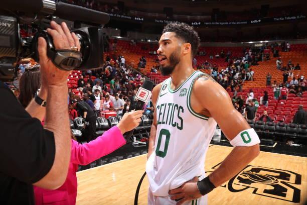 勇士大胜马刺重回第六，全队3倍快乐赢球外加3收获.